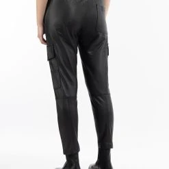 DreiMaster Vintage Lederhose Embell In Schwarz -Dirndl Geschäft dreimaster vintage lederhose embell in schwarz 3 scaled