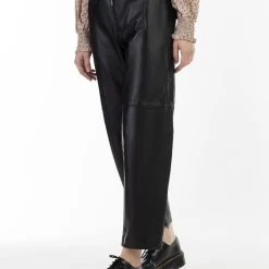 DreiMaster Vintage Lederhose In Schwarz -Dirndl Geschäft dreimaster vintage lederhose in schwarz 2 scaled