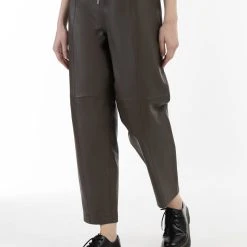 DreiMaster Vintage Lederhose In Taupe -Dirndl Geschäft dreimaster vintage lederhose in taupe 2 scaled