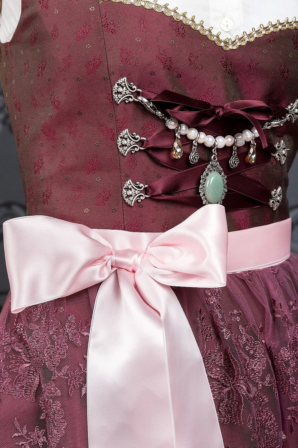 Edelnice Midi Dirndl 2-teilig Stella In Bordeaux 4 Edelnice Midi Dirndl 2-teilig Stella In Bordeaux – Bild 2