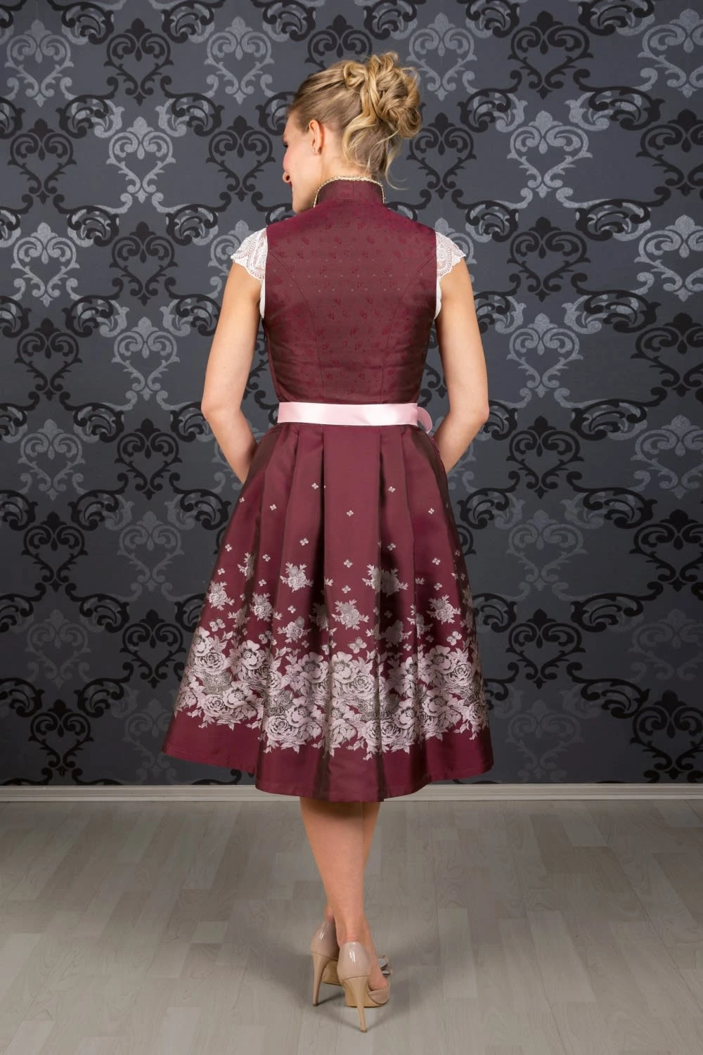 Edelnice Midi Dirndl 2-teilig Stella In Bordeaux 5 Edelnice Midi Dirndl 2-teilig Stella In Bordeaux – Bild 3