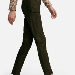 Fadenmeister Berlin Lederhose Leather In Dunkeloliv -Dirndl Geschäft fadenmeister berlin lederhose leather in dunkeloliv 3 scaled