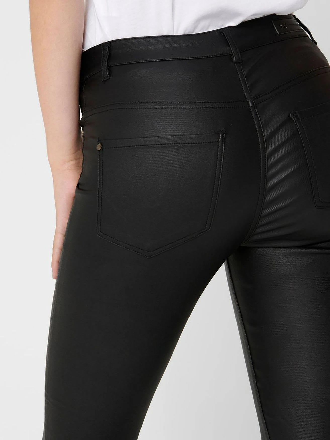 JACQUELINE DE YONG Skinny Jeans Leder Optik High Waist Stretch Coated Denim Pants In Schwarz 6 JACQUELINE DE YONG Skinny Jeans Leder Optik High Waist Stretch Coated Denim Pants In Schwarz – Bild 4