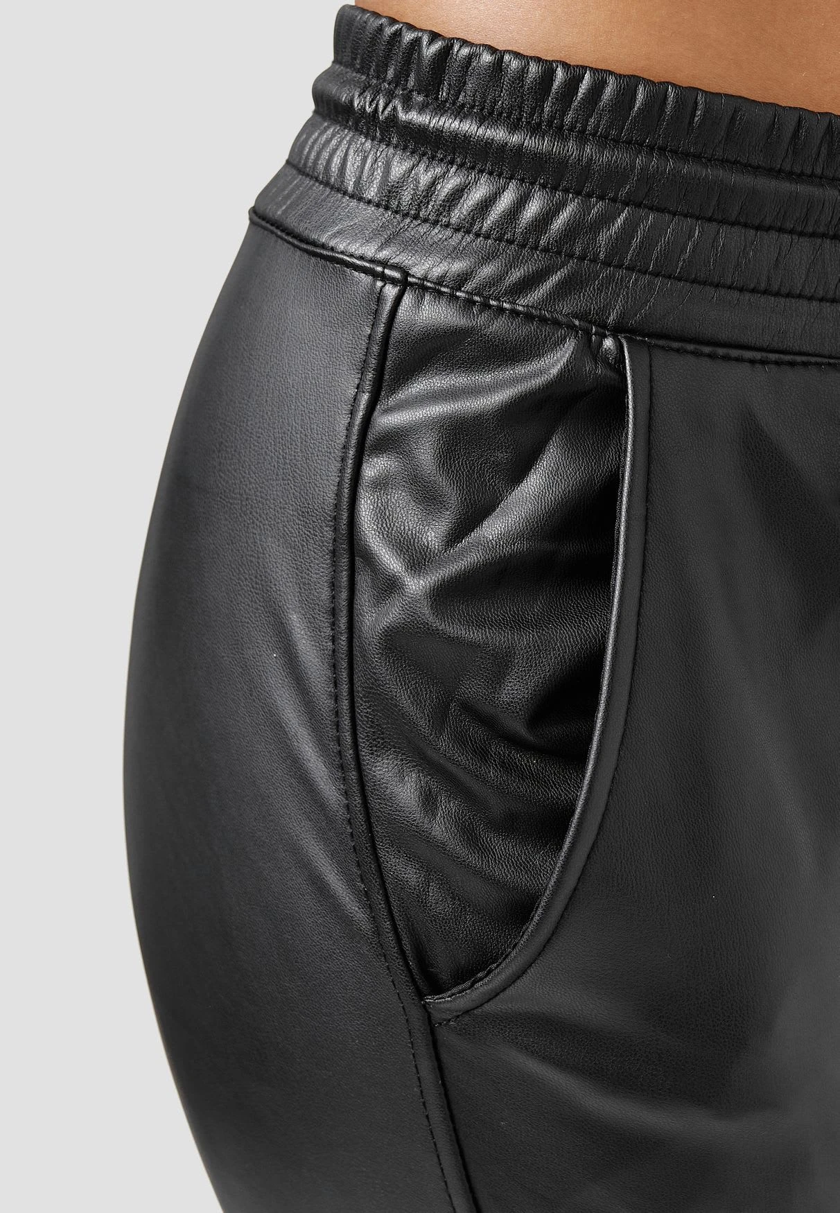 Newplay Leder Optik Stretch Hose Beschichtet Coated Jogger Pants Gefüttert In Schwarz 5 Newplay Leder Optik Stretch Hose Beschichtet Coated Jogger Pants Gefüttert In Schwarz – Bild 3