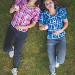 OS-Trachten Trachtenbluse Smussu In Dunkelrot -Dirndl Geschäft os trachten trachtenbluse smussu in dunkelrot 4