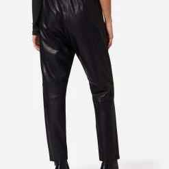 RICANO Lederhose Carillo In Schwarz 9 RICANO Lederhose Carillo In Schwarz -Dirndl Geschäft ricano lederhose carillo in schwarz 2 scaled