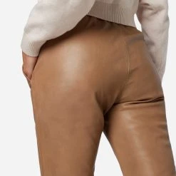 RICANO Lederhose Carillo In Taupe -Dirndl Geschäft ricano lederhose carillo in taupe 4 scaled