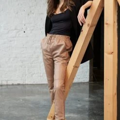 RICANO Lederhose Carillo In Taupe -Dirndl Geschäft ricano lederhose carillo in taupe 5 scaled