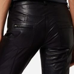 RICANO Lederhose Donna II In Schwarz -Dirndl Geschäft ricano lederhose donna ii in schwarz 3 scaled