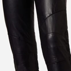 RICANO Lederhose Donna II In Schwarz -Dirndl Geschäft ricano lederhose donna ii in schwarz 4 scaled