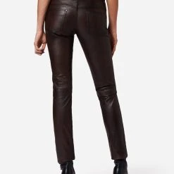 RICANO Lederhose Dorin In Braun -Dirndl Geschäft ricano lederhose dorin in braun 2 scaled