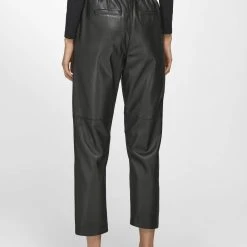 St. Emile Lederhose Leather In Schwarz 10 St. Emile Lederhose Leather In Schwarz -Dirndl Geschäft st emile lederhose leather in schwarz 2 scaled