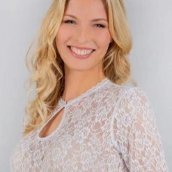 Stockerpoint Bluse "Faith" In Weiss -Dirndl Geschäft stockerpoint bluse faith in weiss 3 scaled