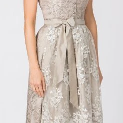 Stockerpoint Langes Dirndl "Sidonia" In Creme -Dirndl Geschäft stockerpoint langes dirndl sidonia in creme 3 scaled