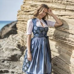 Stockerpoint Langes Dirndl "Willow" In Blau 15 Stockerpoint Langes Dirndl "Willow" In Blau -Dirndl Geschäft stockerpoint langes dirndl willow in blau 6 scaled