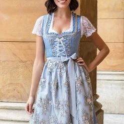 Stockerpoint Midi Dirndl "Anastasia" In Hellblau-silber -Dirndl Geschäft stockerpoint midi dirndl anastasia in hellblau silber 5 scaled