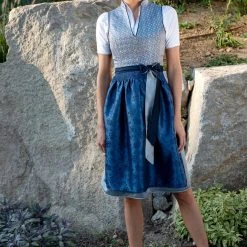 Stockerpoint Midi Dirndl "Ofelia" In Blau 15 Stockerpoint Midi Dirndl "Ofelia" In Blau -Dirndl Geschäft stockerpoint midi dirndl ofelia in blau 6 scaled