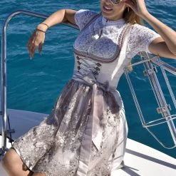 Stockerpoint Mini Dirndl "Finette" In Taupe 17 Stockerpoint Mini Dirndl "Finette" In Taupe -Dirndl Geschäft stockerpoint mini dirndl finette in taupe 7 scaled