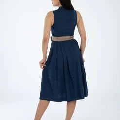 Turi Landhaus Dirndl In Dunkelblau/ Beige -Dirndl Geschäft turi landhaus dirndl in dunkelblau beige 1