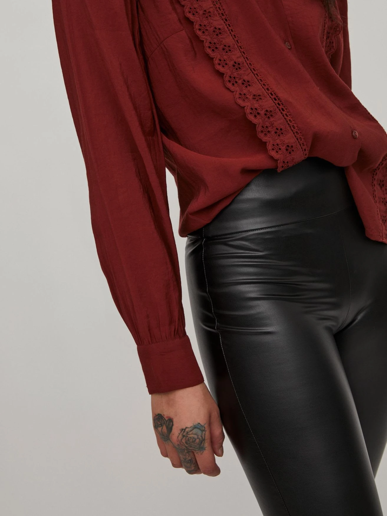 Vila PU Kunstleder Leggings High Waist Stretch Hose Beschichtet VIBARB In Schwarz 6 Vila PU Kunstleder Leggings High Waist Stretch Hose Beschichtet VIBARB In Schwarz – Bild 4