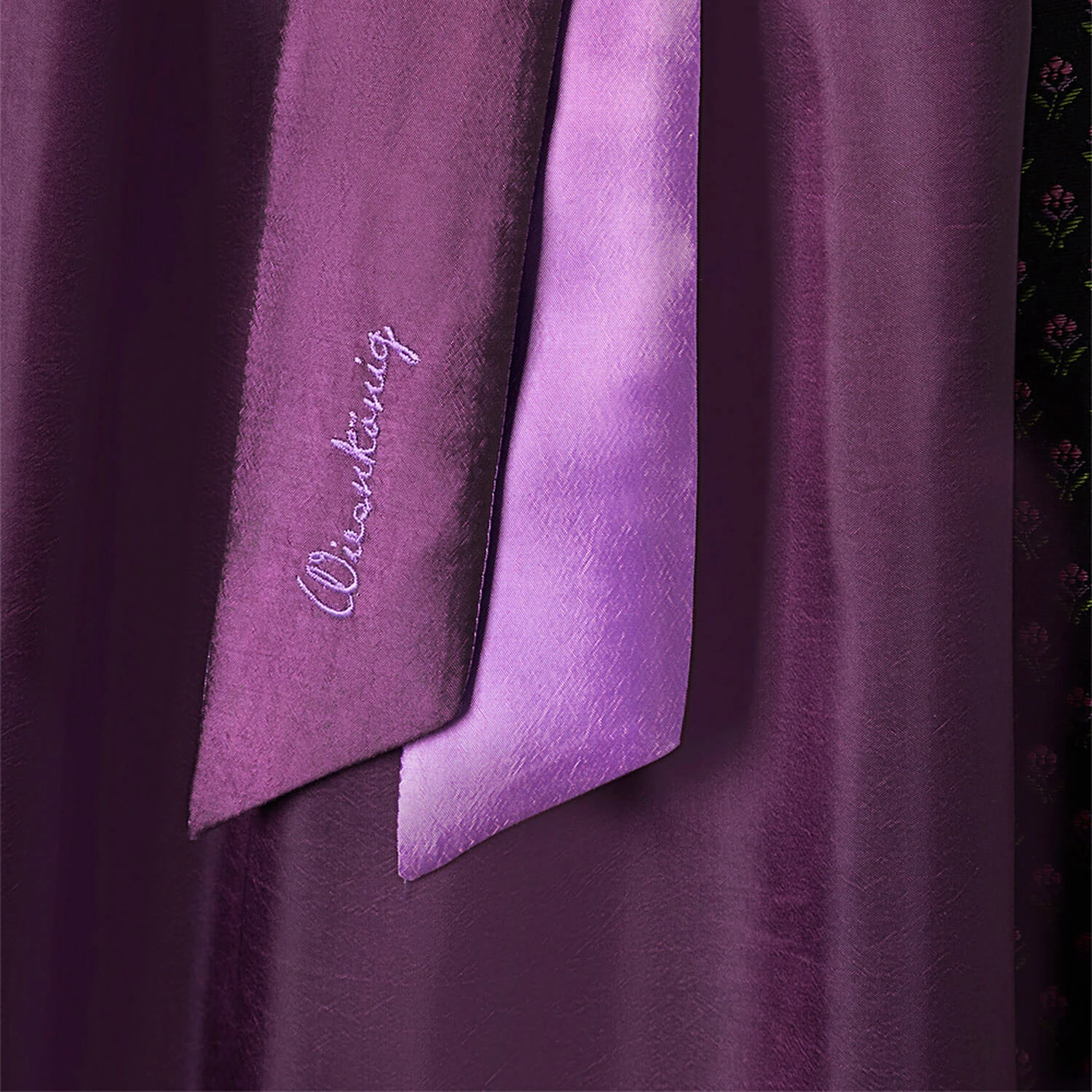 Wiesnkönig Dirndl Karla (MIdi) In Schwarz 6 Wiesnkönig Dirndl Karla (MIdi) In Schwarz – Bild 4